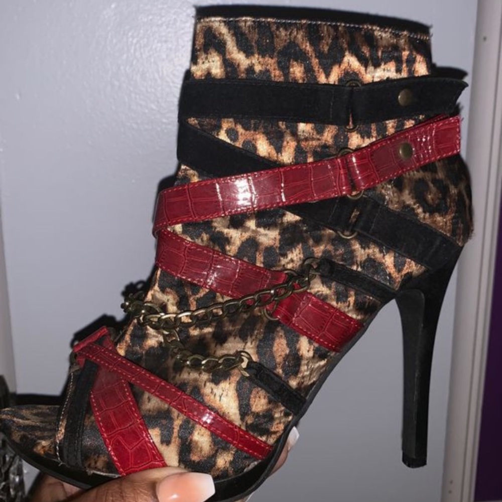 Cheetah print peep toe heel with chains n straps